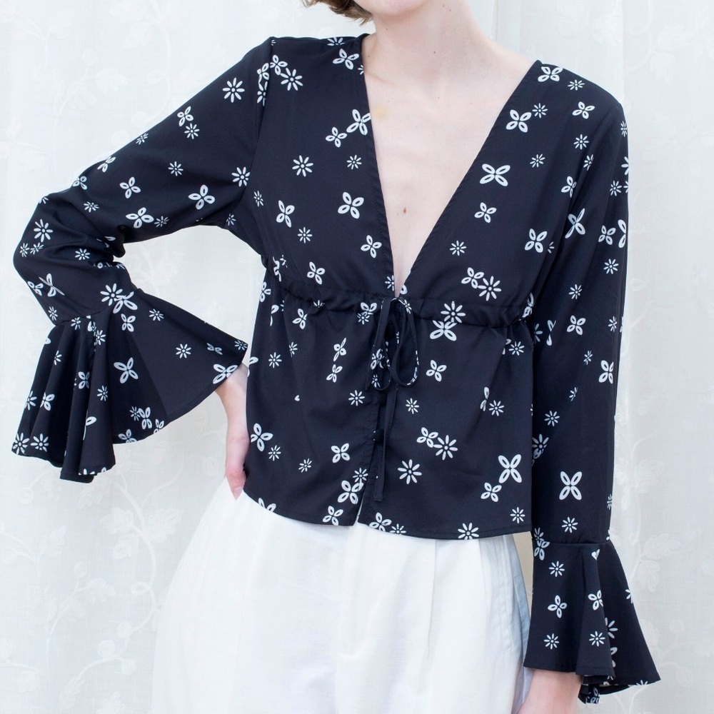 NWT Madisonne Tie Front Bell Sleeve V-Neck Blouse